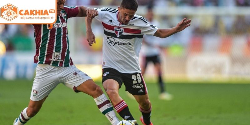 Cầu thủ ghi bàn ăn mừng trong trận cầu rực lửa