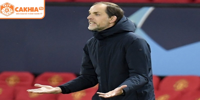 Huấn luyện viên chỉ đạo cầu thủ trong buổi tập chiến thuật